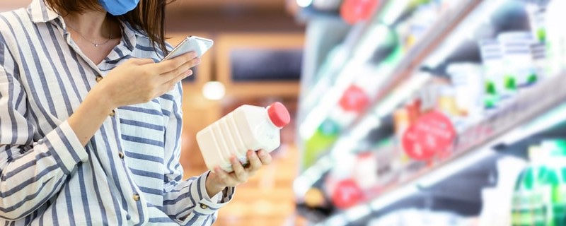 femme au supermarché