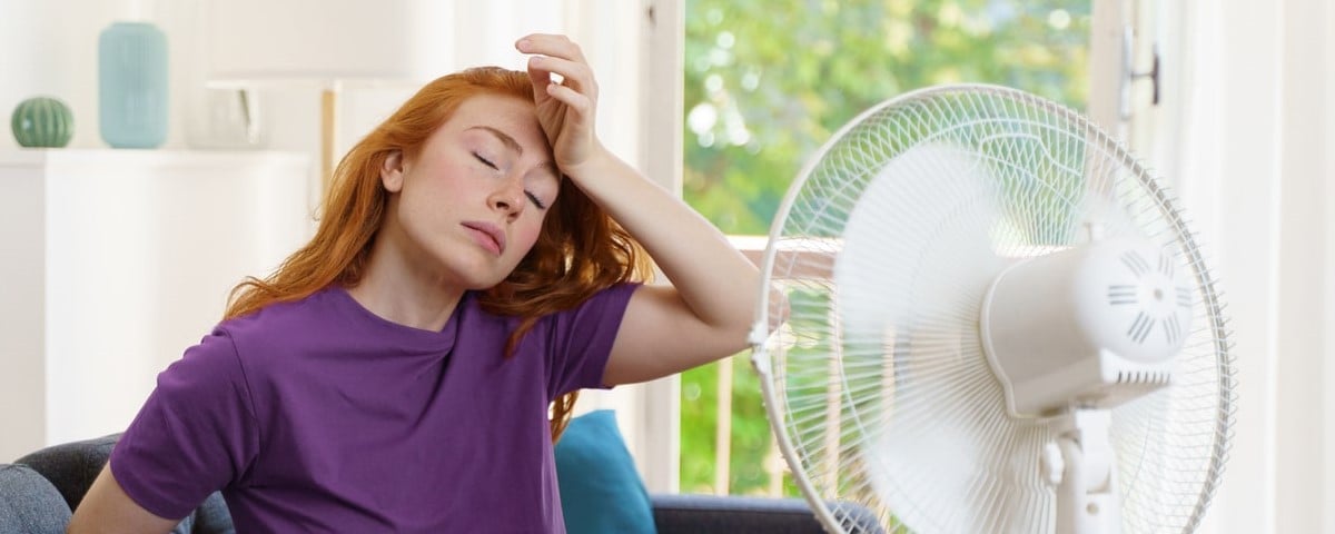 femme souffrant de la canicule estivale à la maison