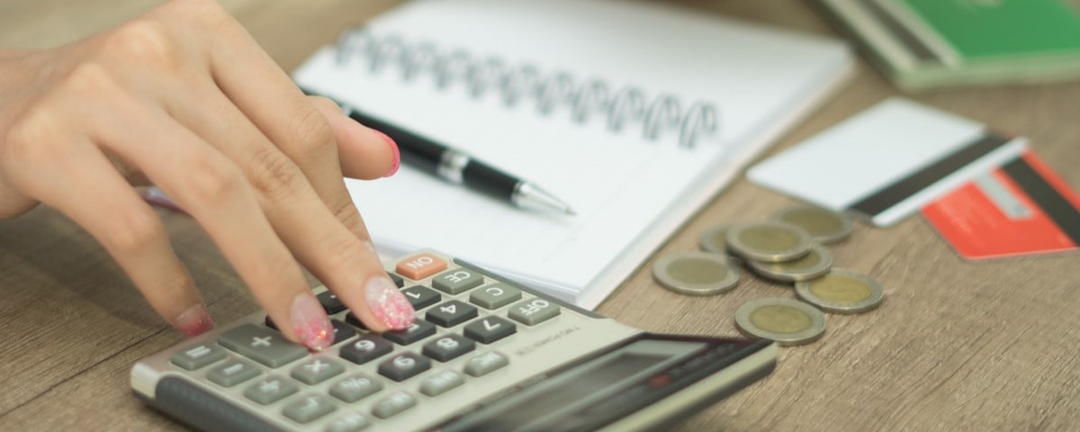 étudiant faisant ses comptes