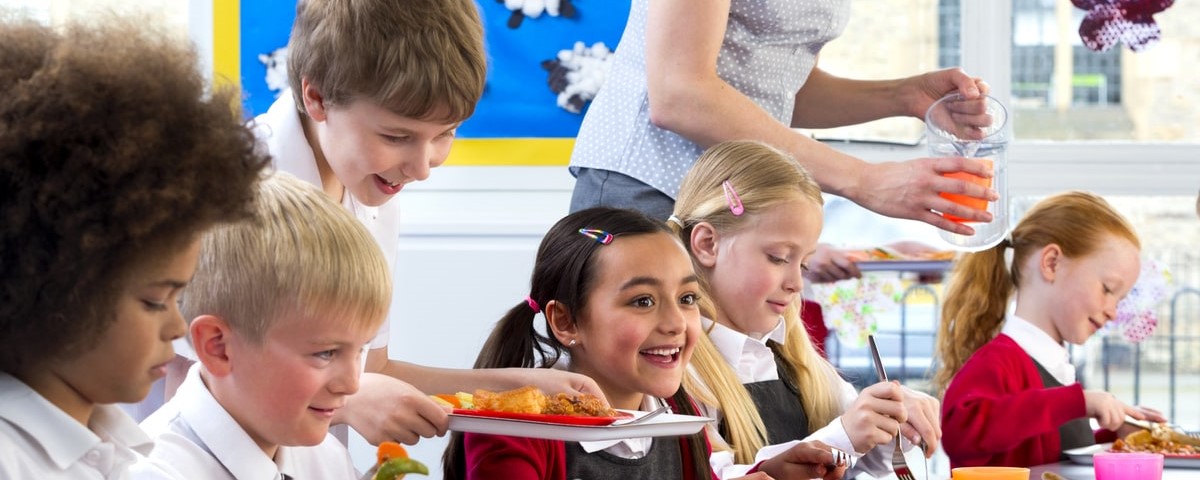 enfants à la cantine