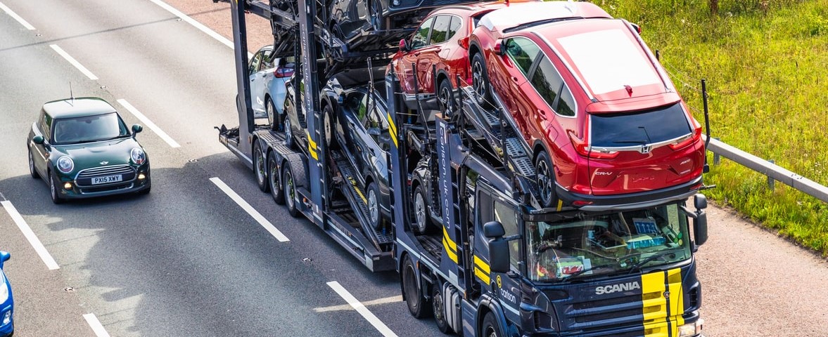 Transporteur de voitures sur l’autoroute