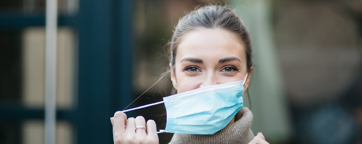 femme portant un masque