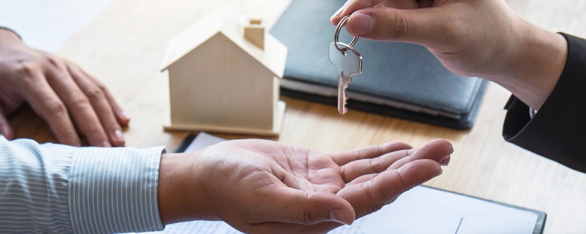 Crédit immobilier : la hausse des taux s’amplifie et la durée des prêts s’allonge