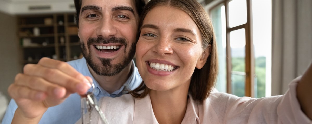 couple avec des clés de logement