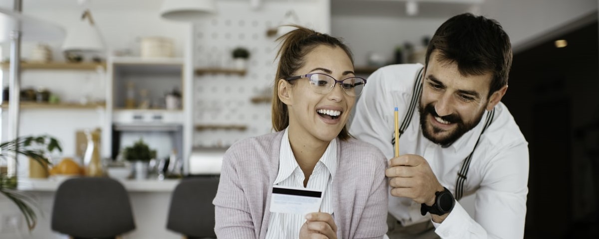 couple effectuant un rachat de crédit