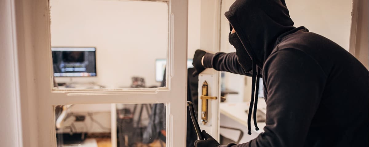 La technique du « parapluie » utilisée par les cambrioleurs n’est pas considérée comme une effraction par certains assureurs