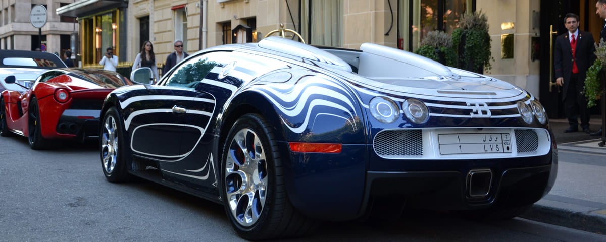 Gros plan sur la voiture de Joe Biden lors de sa visite en France