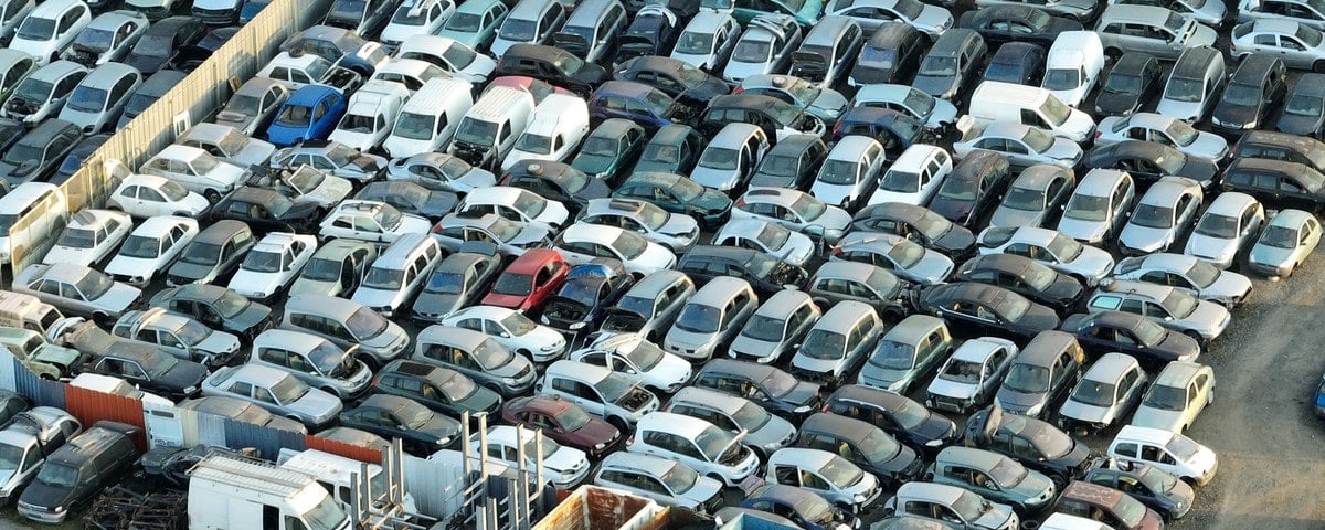 Un étrange cimetière de voitures