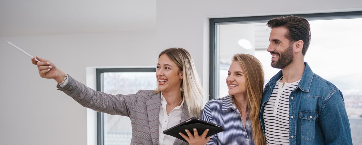 Faut-il gérer soi-même ou déléguer la vente d’un bien immobilier ? 