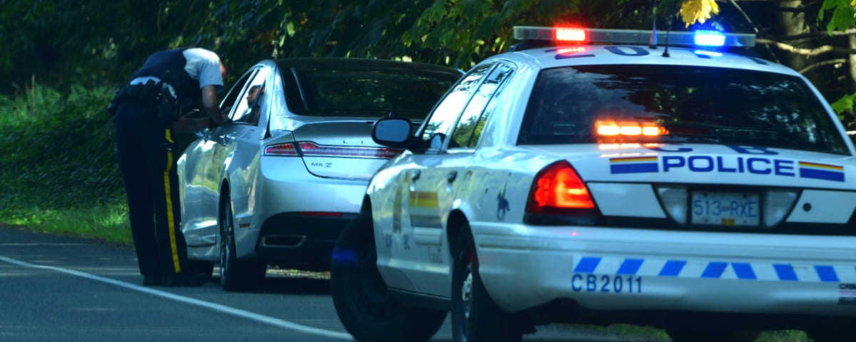 En cas d’intempéries, des règles spécifiques s’appliquent concernant la vitesse sur les routes 