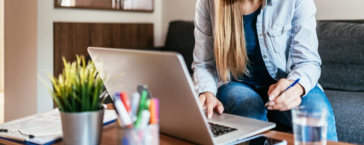 une femme choisit  son assurance de prêt immobilier à l’aide d’outils digitaux