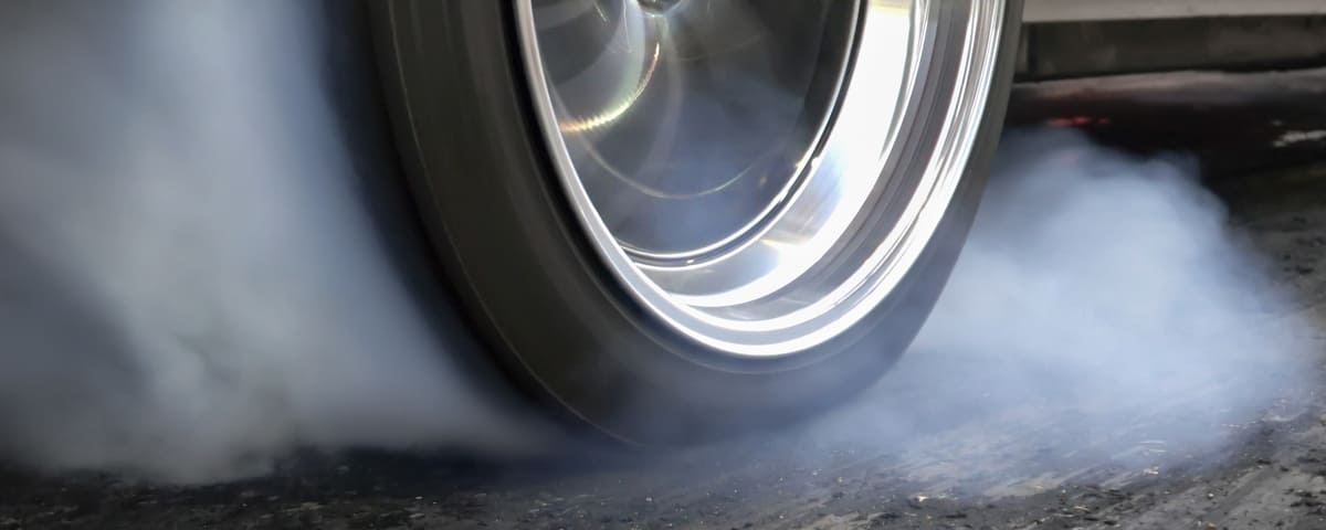 Les fortes chaleurs accélèrent la dégradation des pneumatiques des voitures 