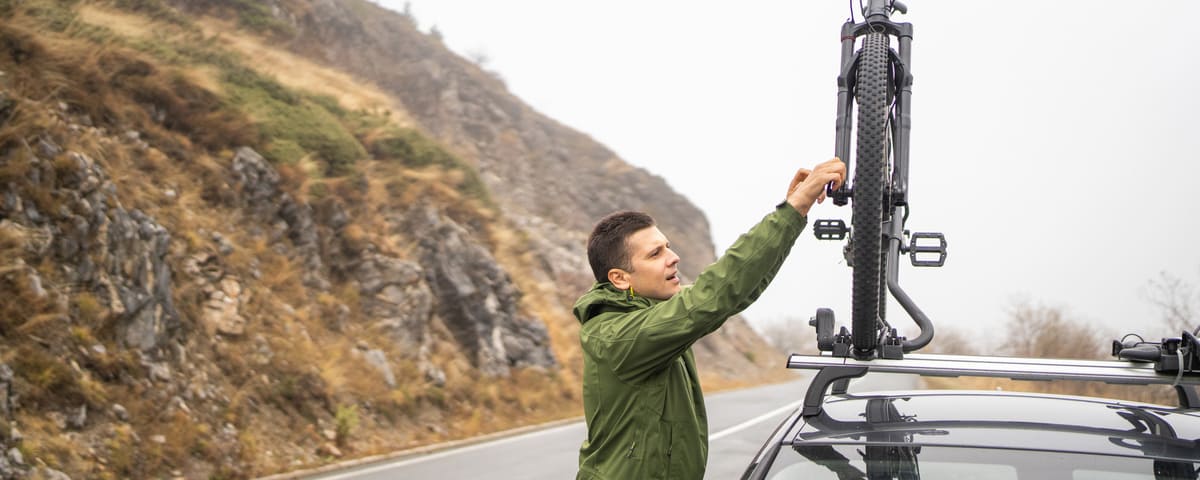 Poser des barres de toit sur une voiture 