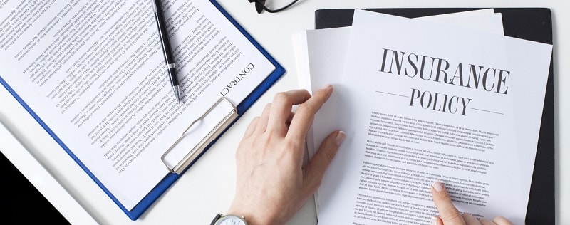 UN assureur devant le contrat d'assurance