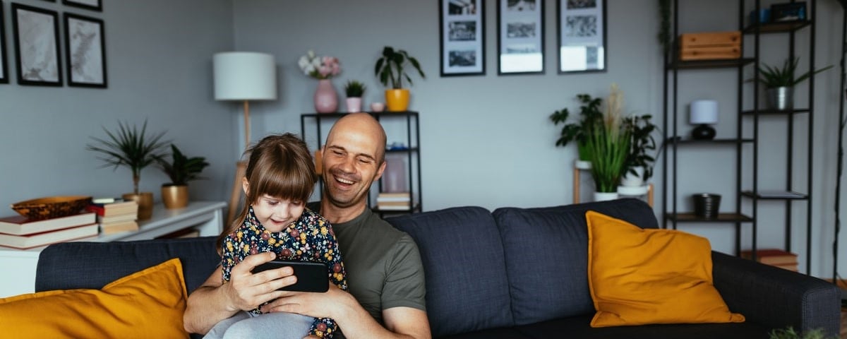 Père jouant avec sa fille
