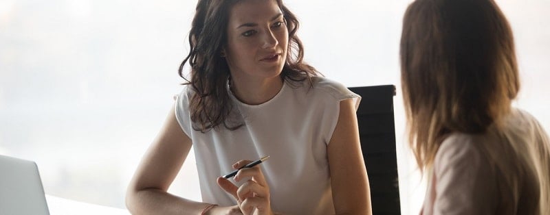 négociation assurance prêt immobilier avec une conseillere bancaire