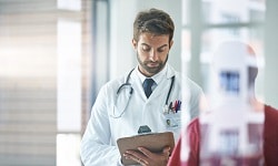 Un homme disposant de soins hospitaliers