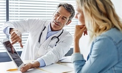 Médecin prenant connaissance des antécédents médicaux d'un futur emprunteur