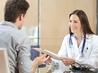 Médecin conseil avec un patient