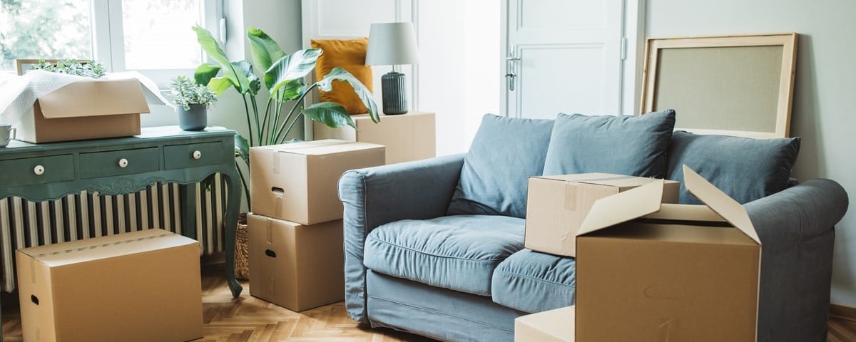 boîtes en carton dans une maison moderne