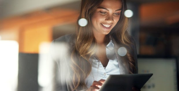 une femme en train de sélectionner un courtier