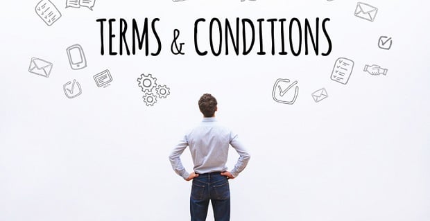 Un homme en reflexion sur les conditions d'un compromis de vente d'un terrain 