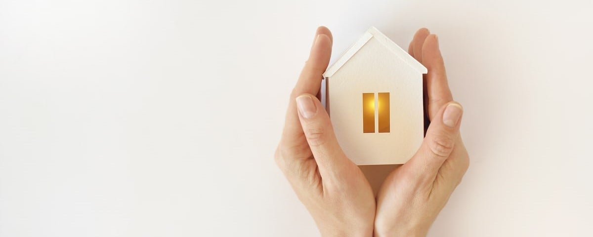 maison blanche avec une lumière chaude à l’intérieur