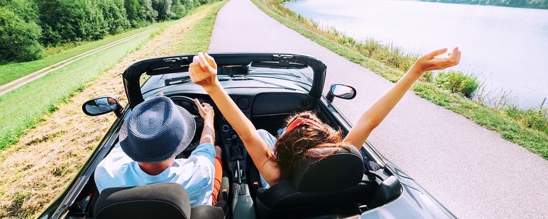 un couple en conduite lors d'un voyage