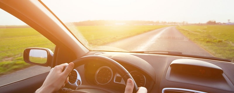 un voyageur en train de conduire