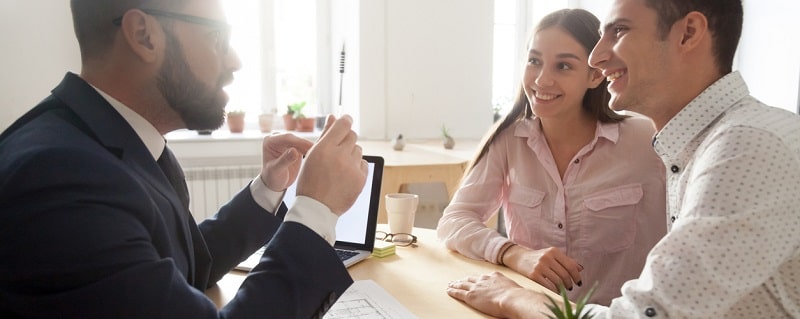 couple devant un professionnel de l'assurance habitation