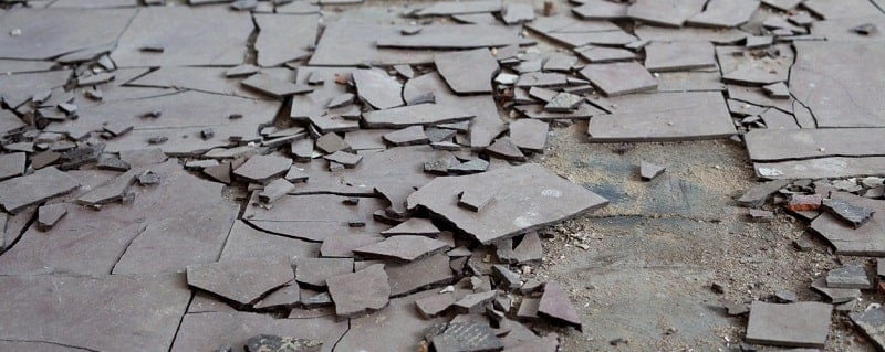 sol avec carrelage fissuré