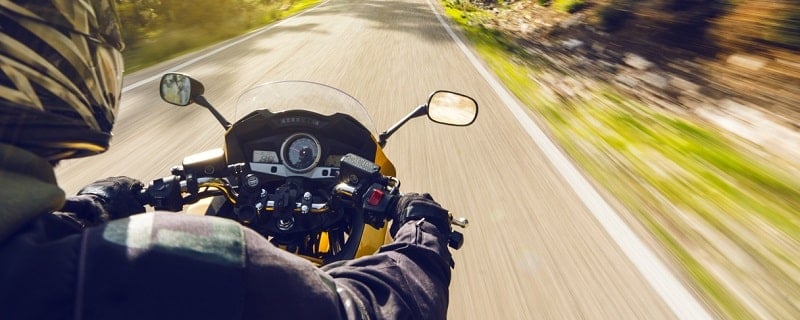 jeune motard en train de oconduire