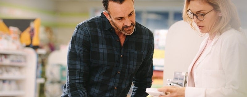 Un professionnel de la santé expliquant le tarif de la mutuelle santé