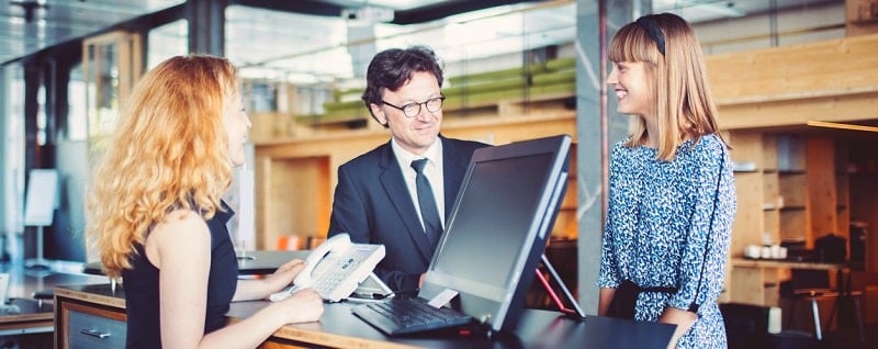 Un banquier en étude d'un accord de crédit