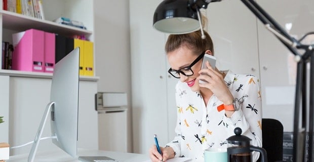 Une femme auto entrepreneur en pleine activité 