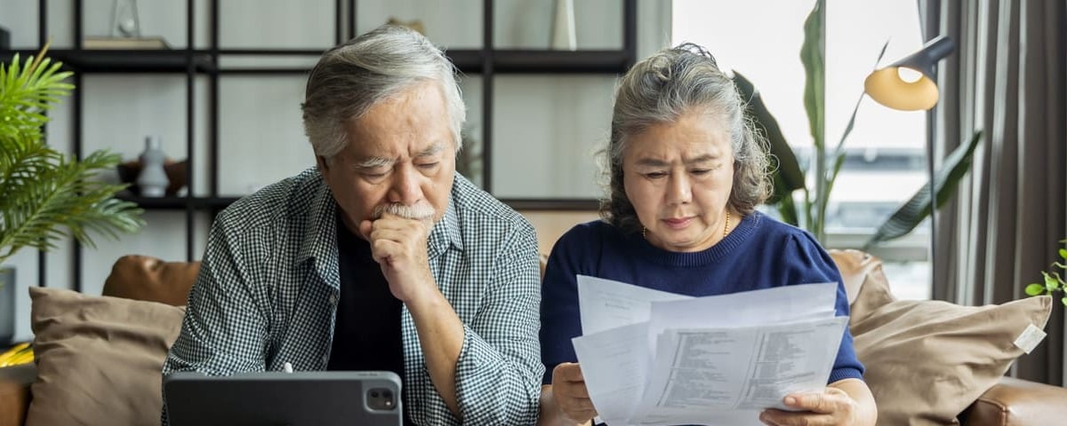 personnes âgées réalisant un crédit à la consommation