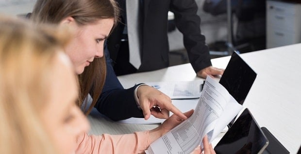 Des dirigeants d'entreprise en train d'évaluer l'obtention d'un prêt personnel