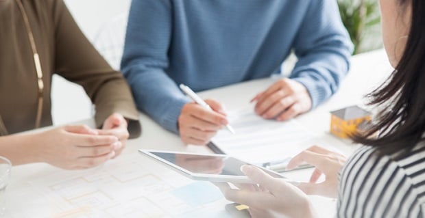 Un échange sur l'obtention d'un crédit pour faible revenus