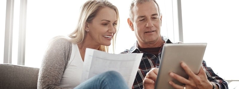 un couple observant leur capacité à contracter 30 000 euros 