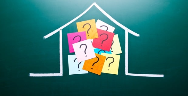 Une icone de maison avec des interrogations sur le crédit personnel dans un but immobilier