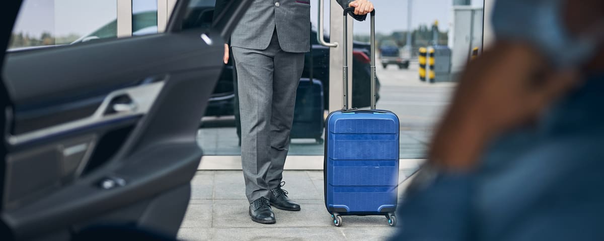 Passager de taxi s’asseyant dans le siège arrière