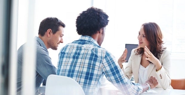 Une discussion entre le concessionnaire et le client sur le choix du financement de voiture 