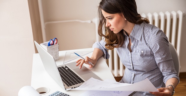 une jeune femme en reflexion sur l'investissement de travaux maison 