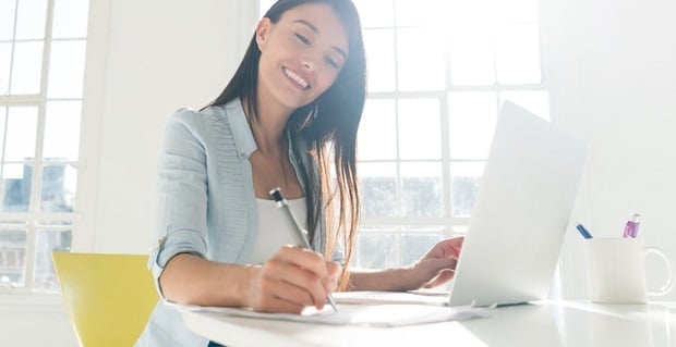Jeune femme dans l'évaluation d'un crédit moto 