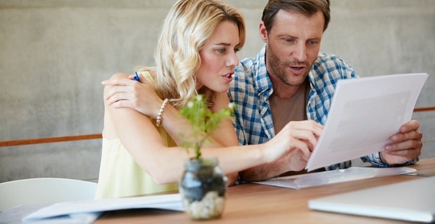 Un couple en consultation du montant d'un crédit personnel 