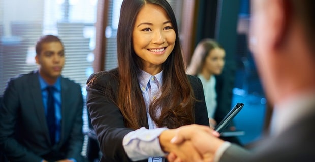 Jeune femme à l'issue d'une negociation d'un crédit personnel 