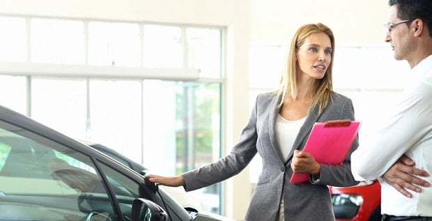 Une professionnelle d'organisme de crédit auto 