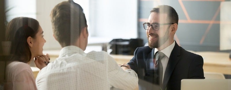 un professionnel bancaire face à un couple pour obtention credit 10 000 euros