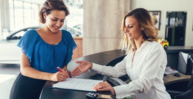 Un client chez le concessionnaire automobile pour contracter un prêt automobile