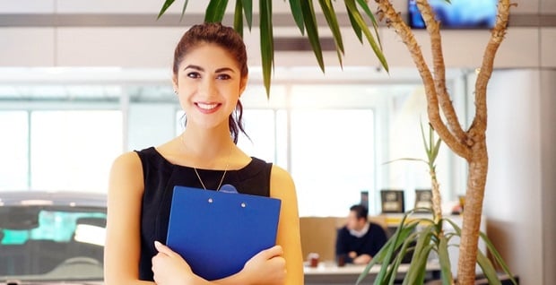 Professionnelle qui aide au choix du financement auto 